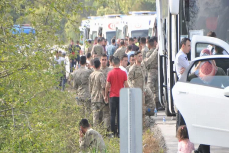 Bursa'da görev yapan askerleri taşıyan otobüs devrildi: Çok sayıda asker yaralı!