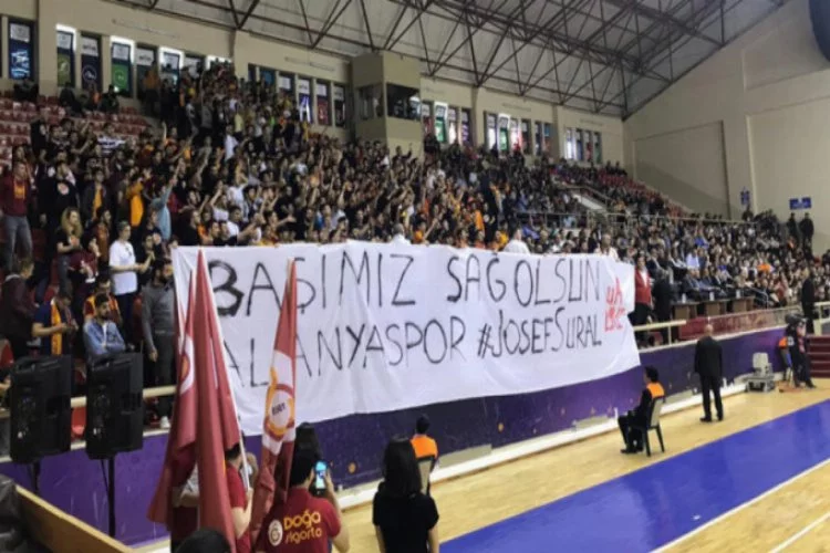 Galatasaraylı taraftarlar Sural'ı unutmadı