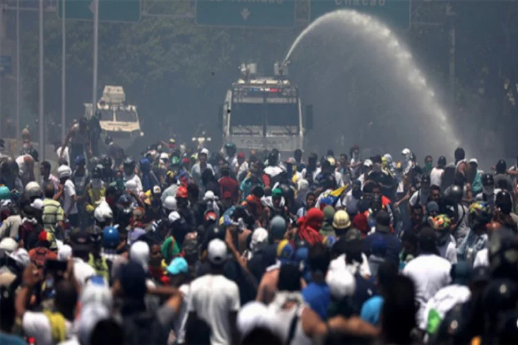 Venezuela'da askerler ve siviller sokakta!