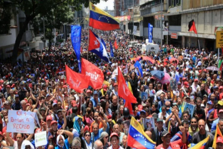 Maduro destekçileri saray çevresinde!