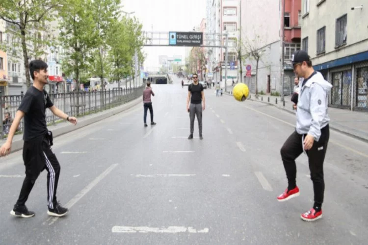 Japonların Tarlabaşı'nda futbol keyfi!