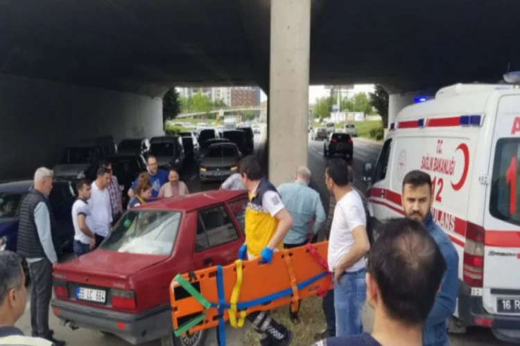 Bursa'da Ata Bulvarı'nda kaza! Araç duvara daldı...