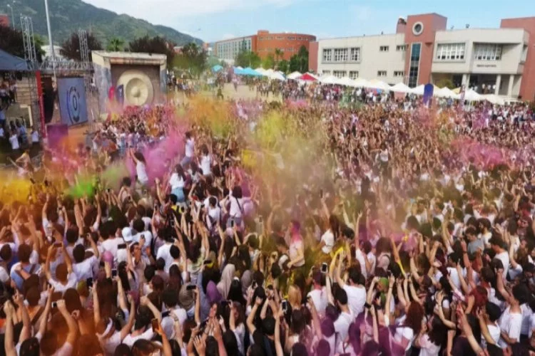 Üniversiteli gençlerden rengarenk festival!