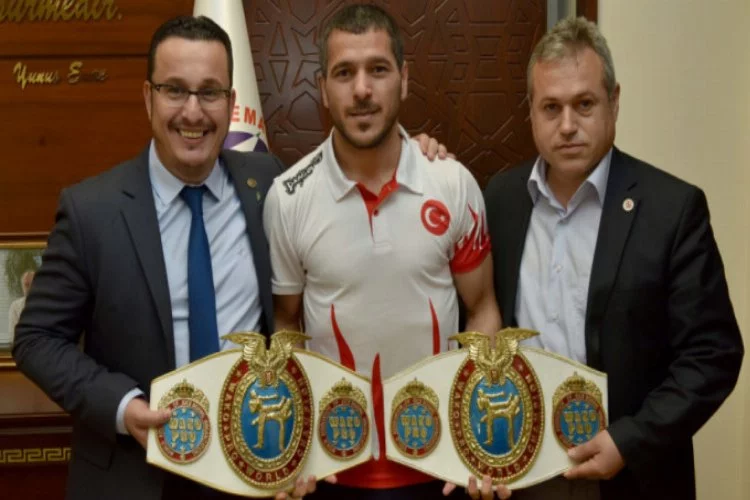 Bursa'da Başkan Kanar'dan şampiyon sporcuya tebrik!