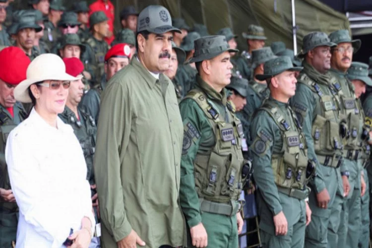Maduro askerlerle birlikte yürüdü! Canlı yayınlandı...