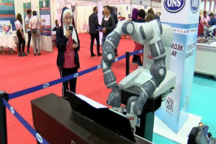 Bursa'da 'piyano çalan insansı robot' ilgi odağı oldu