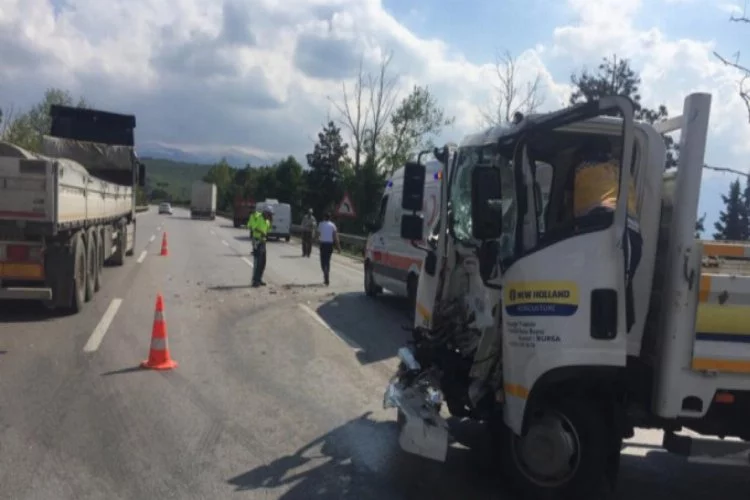 Bursa'da kamyonetler çarpıştı: 1 yaralı!