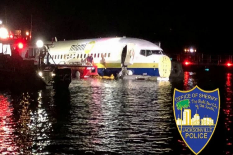 Boeing 737 uçağı pistten çıkıp nehre sürüklendi!