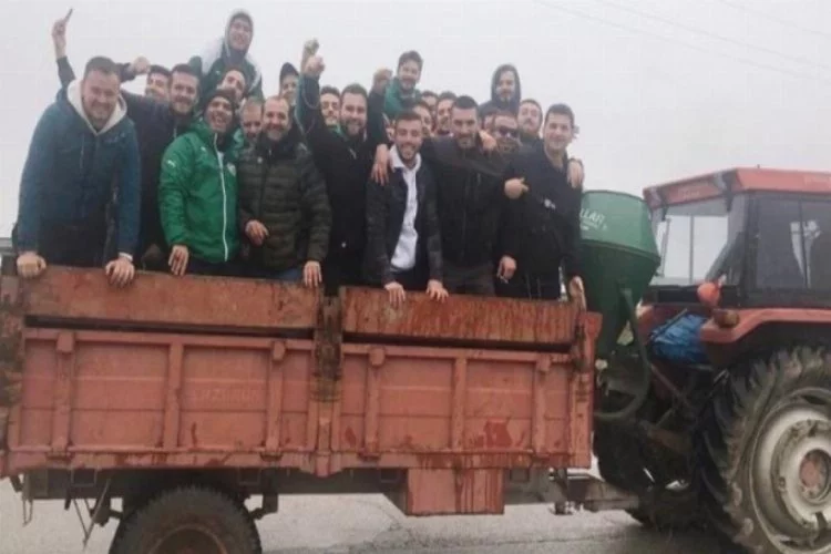 Bursaspor taraftarları maça traktörle gitti!