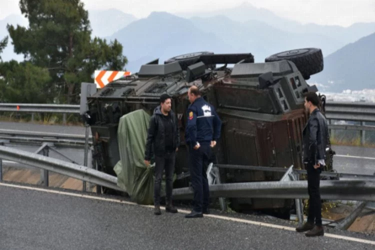 Zırhlı araç kaza yaptı, 3 özel harekat polisi yaralandı