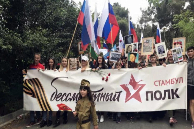 Ruslar İstanbul'da yürüyüş gerçekleştirdi