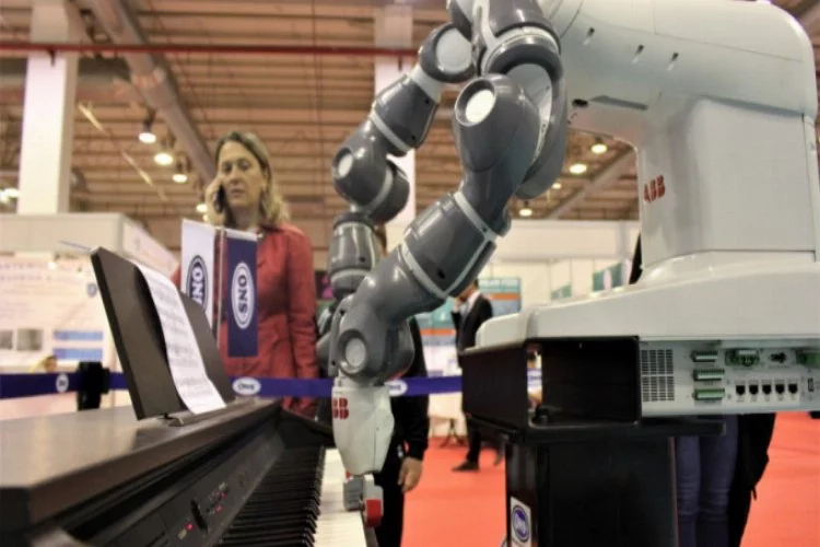 Bursa'da piyano çalan robot ilgi çekti