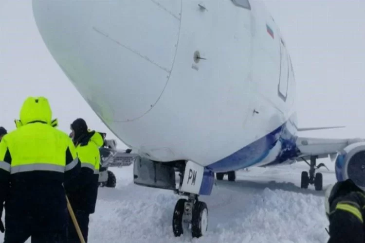 Rusya'da yolcu uçağı pistten çıktı!