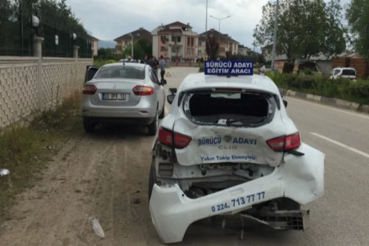 Bursa'da kontrolden çıktı, sürücü kursu aracına çarptı!