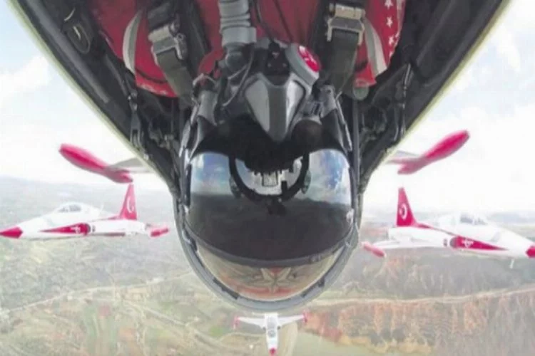 Türk pilottan dünyada ilk! 1 metreden az mesafeyle...