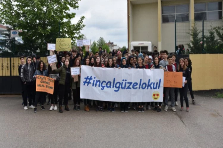 Bursa'da öğrencilerden müdürümüz değişmesin eylemi