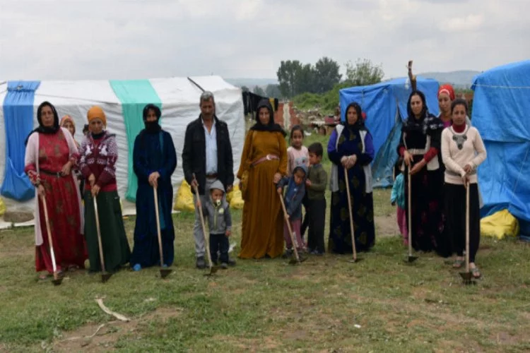 Bursa'da tarım işçisi ailelerin çadırda çocuklarıyla yaşam mücadelesi