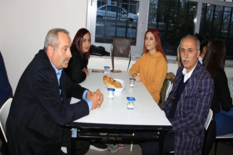 Yenişehir Belediye Başkanı Davut Aydın iftarını öğrencilerle açtı