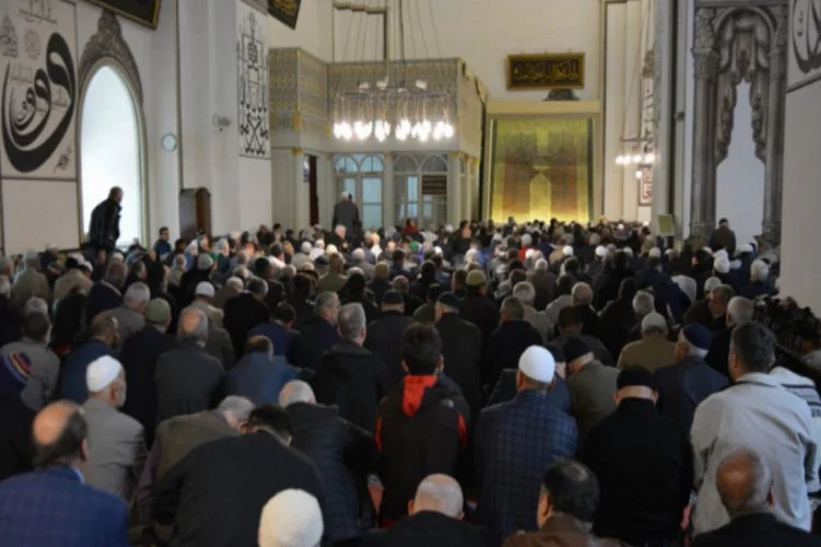 Bursa'da Ramazan'ın ilk cuma namazında camiler doldu taştı
