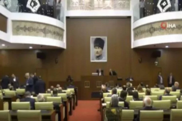 Meclis salonuna Atatürk'ün kalpaklı fotoğrafını astırdı