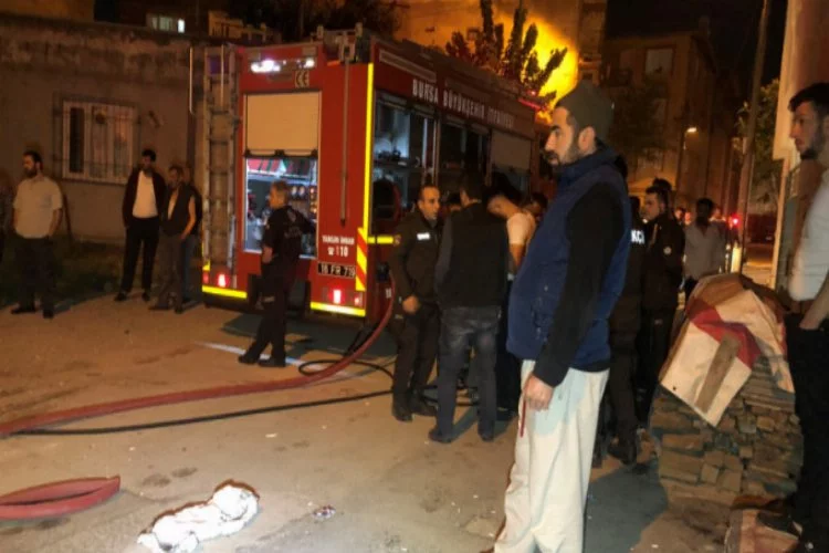 Bursa'da araç yangını mahalleliyi sokağa döktü!