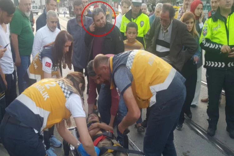 Bursa'da mendil satan çocuğu araba çarptı, babasının rahat tavırları pes dedirtti!
