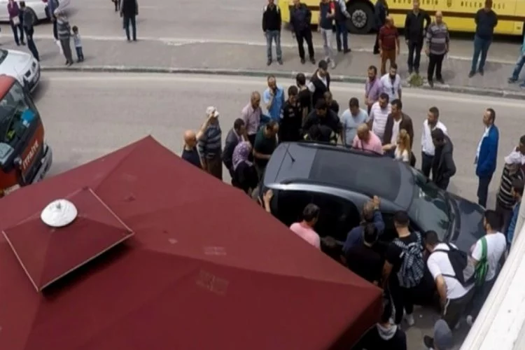 Bursa'da panik anları! Küçük çocuk aracın içinde mahsur kaldı