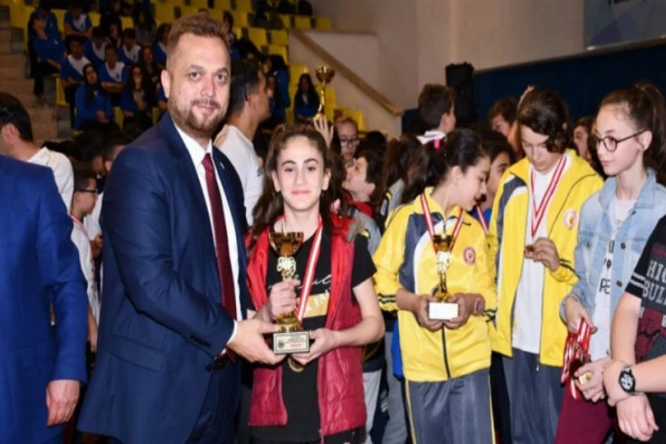 İnegöl'de okullar arası spor festivalinde ödüller sahiplerini buldu