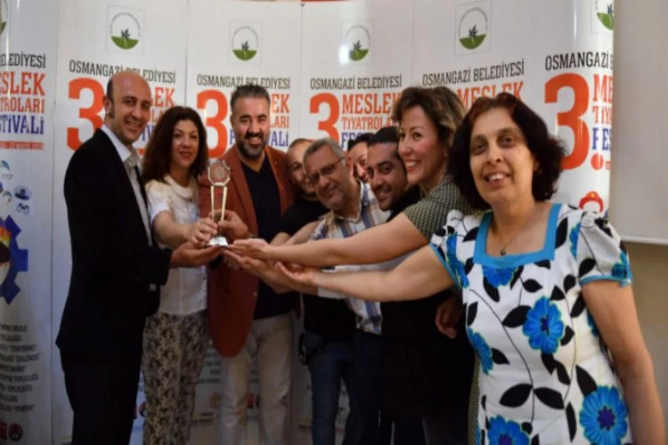 Bursa'da Meslek Tiyatroları'nda ödüller sahiplerini nuldu