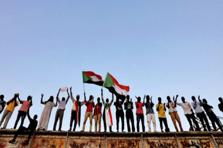 Sudan'da ordu ve muhalefet üç yıllık geçiş sürecinde anlaştı