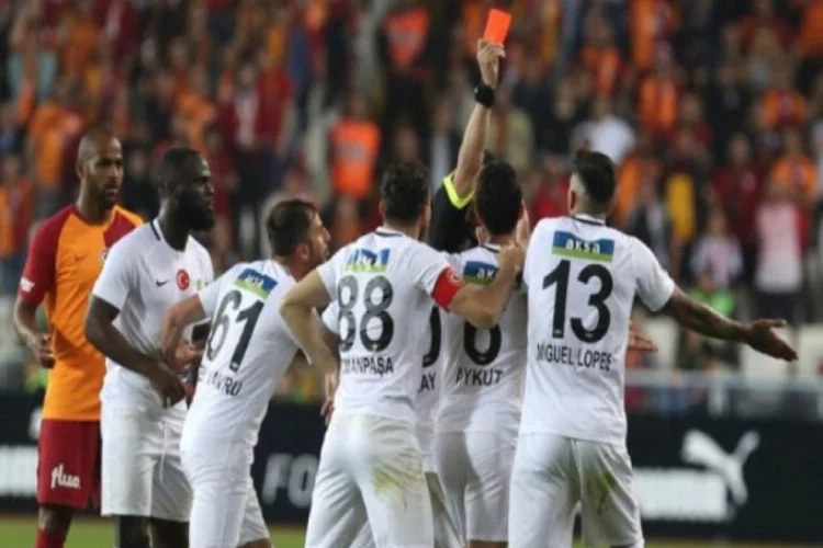 Akhisarsporlu Güray Vural canlı yayında maçın hakemine hakaret etti
