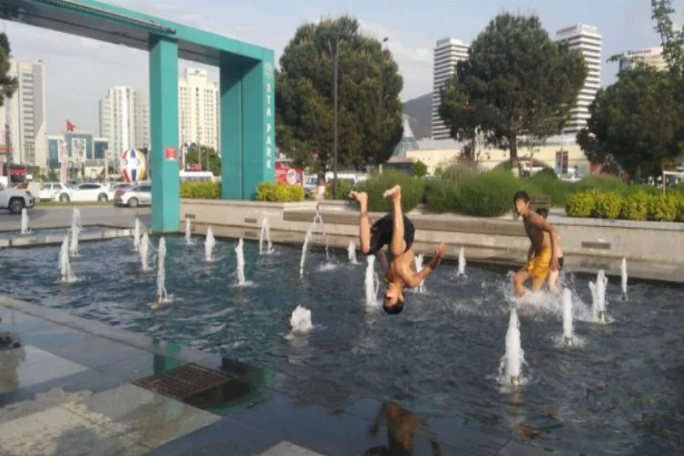 Bursa'da süs havuzunda tehlikeli oyun!