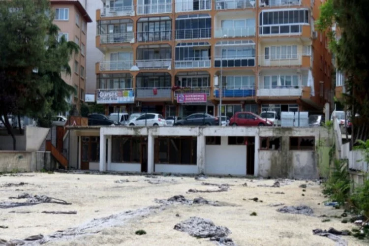 Mudanya'da halı sahadan boşalan alana tinerciler dadandı!