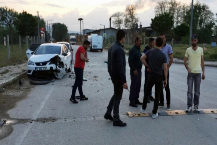 Bursa'da iki araç kafa kafaya çarpıştı!