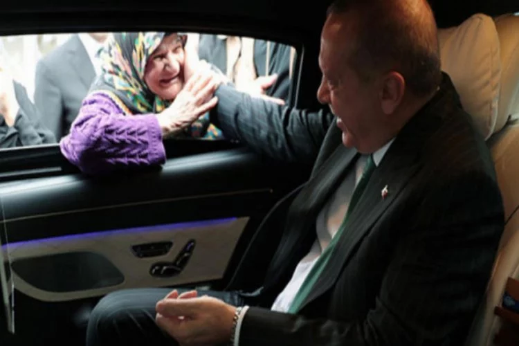Erdoğan, yol üzerinde vatandaşlarla sohbet etti!