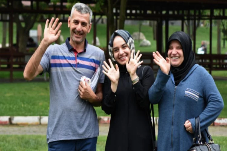 Bursa'da 2 çocuk annesi kadın son evredeki kanser hastalığını güle oynaya yendi!