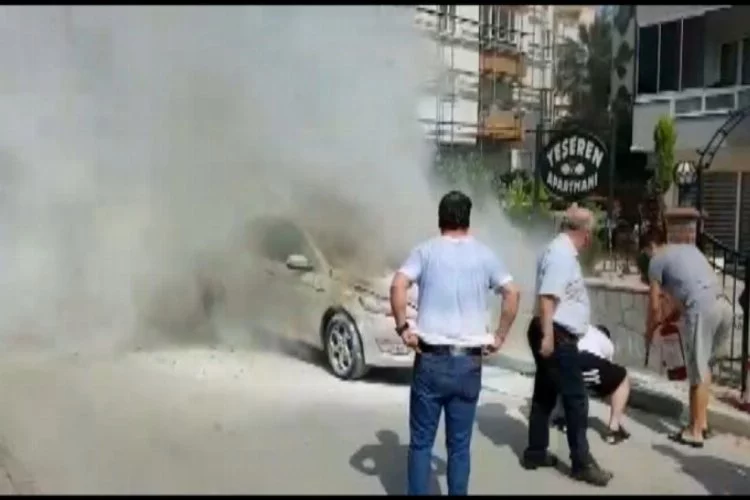 Bursa'da park halindeki araç alev alev yandı!