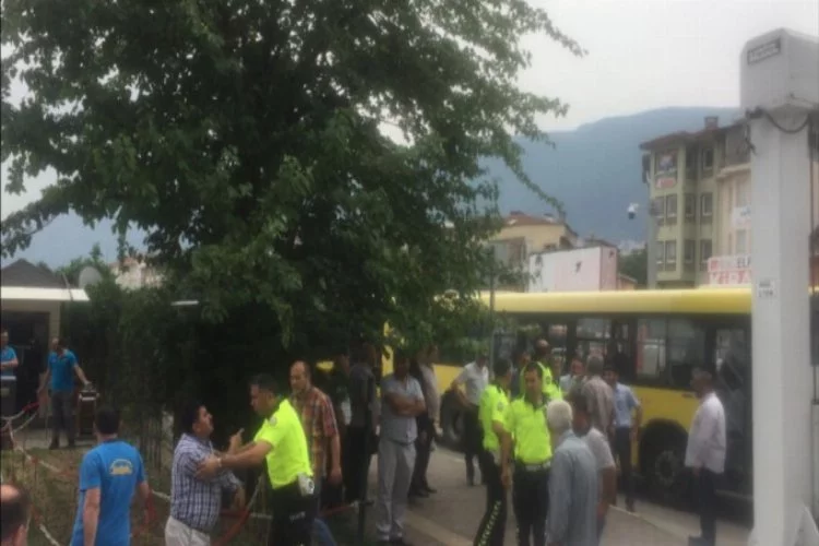 Bursa'da otobüs şoförü ile yolcu arasında kavga! Ortalık savaşa alanına döndü