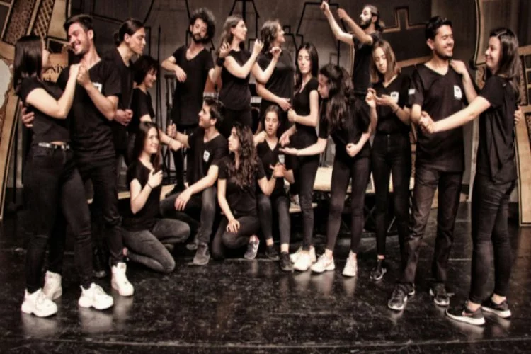 Bursalı genç tiyatroculardan 'Sahneden Esintiler' gösterisi