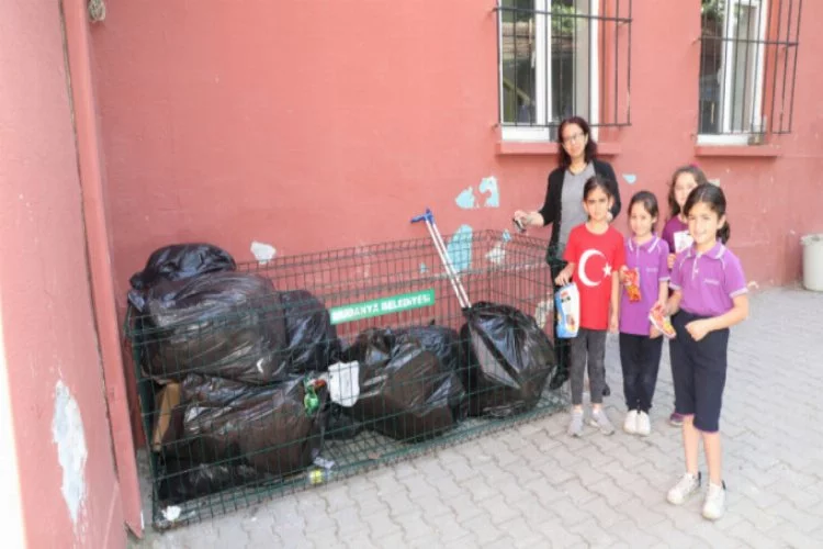 Mudanya'daki okullarda atıklar, kafeslerde toplanıyor