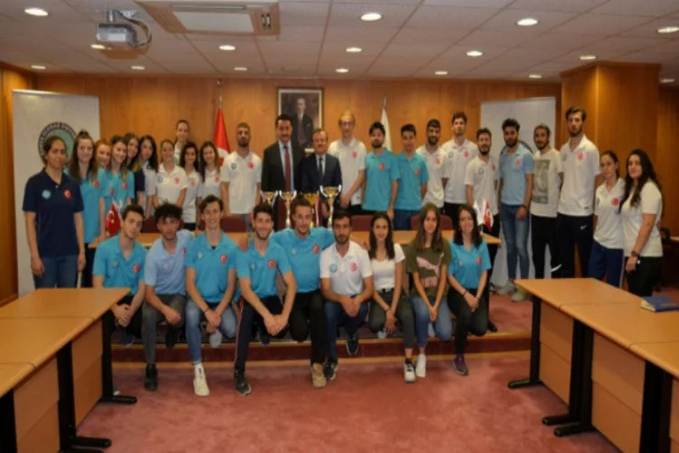 Bursa'da şampiyonlar kupalarını yeni rektöre getirdi