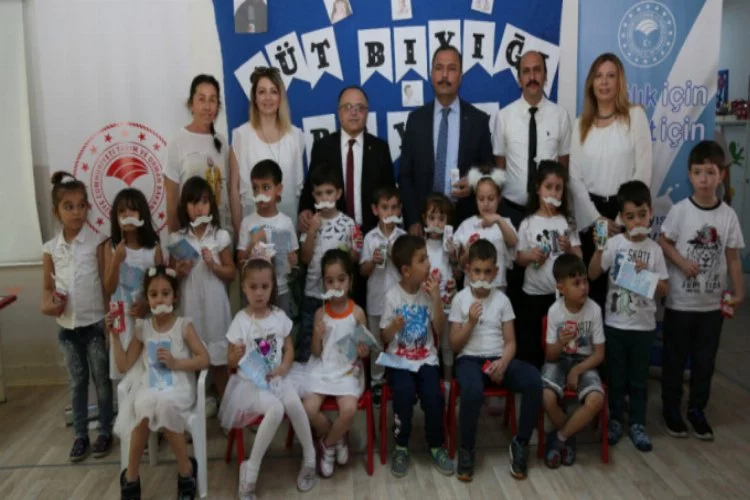 Bursa'da Dünya Süt Günü'nde çocuklara süt dağıtıldı