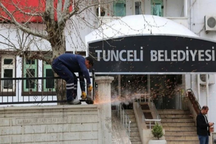 Tunceli Belediyesi'ndeki tabela değiştiriliyor