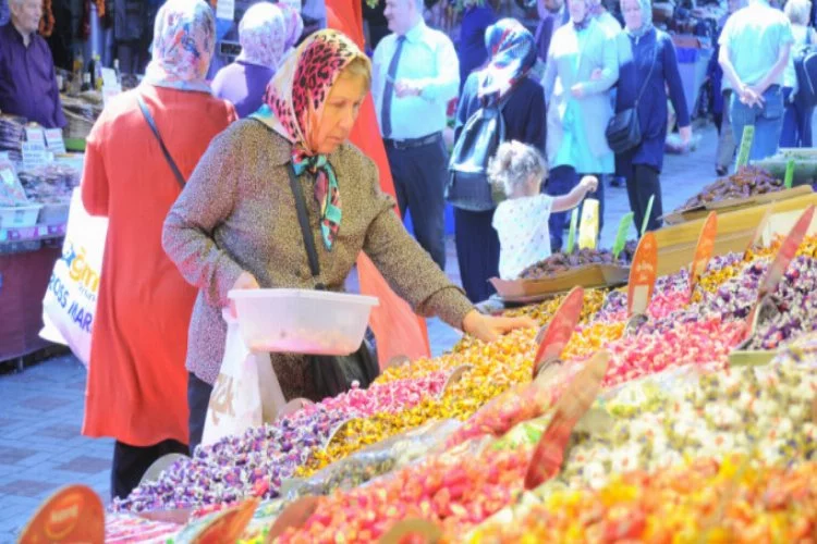 Bursa'da bayrama sayılı günler kala şekerler tezgahlarda yerini aldı