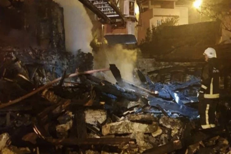 Bursa'da yangın ahşap evi kül etti!