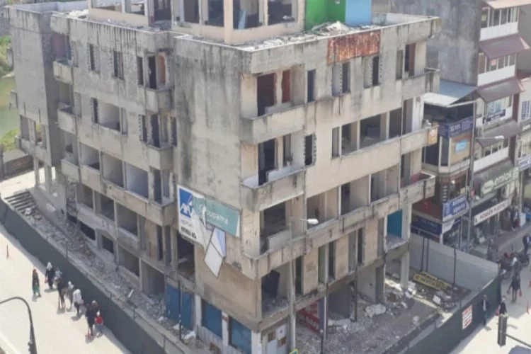 Mustafakemalpaşa'da belediye iş hanının yıkımına başlandı