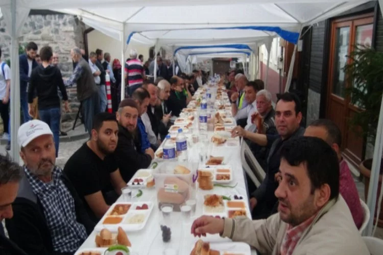 Bursa'da bin 500 kişinin karnı Somuncu Baba iftarında doydu