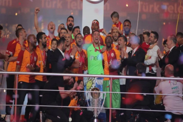 Galatasaray kutlamada para bastı!