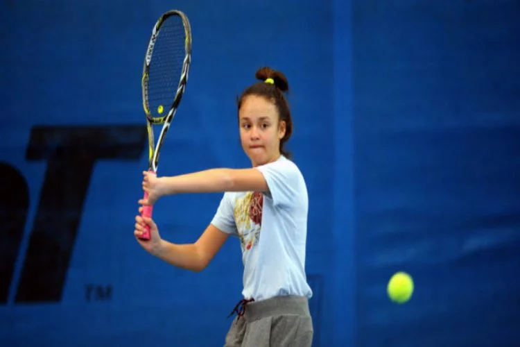 12 yaşındaki Bursalı raket hayallerine tenis ile uzanıyor