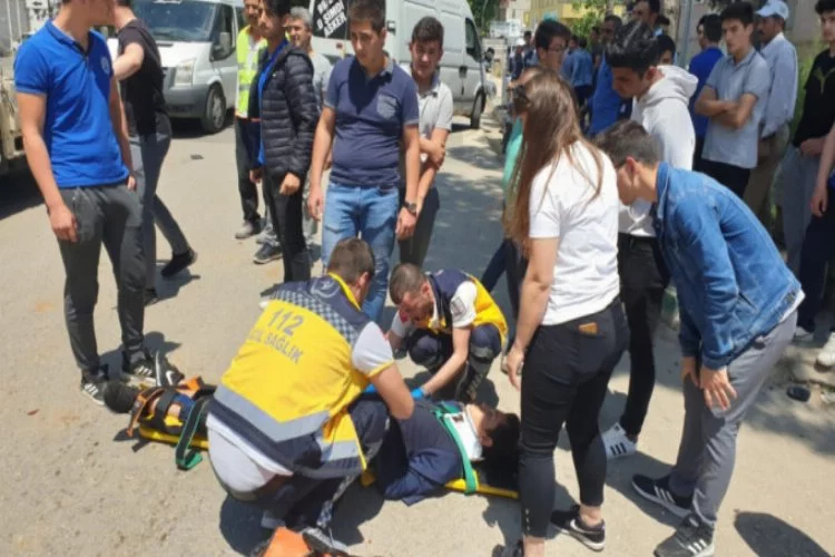 Bursa'da liseliler okul çıkışında kaza yaptı!
